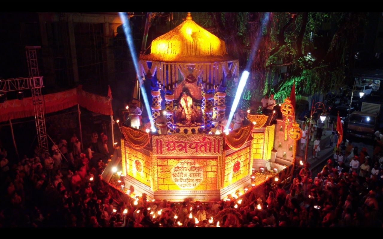 पिंपरी वाघेरे गावातील सिंहासनास्थ शिवस्मारकाचे जिजाऊंच्या लेकींच्या हस्ते अनावरण