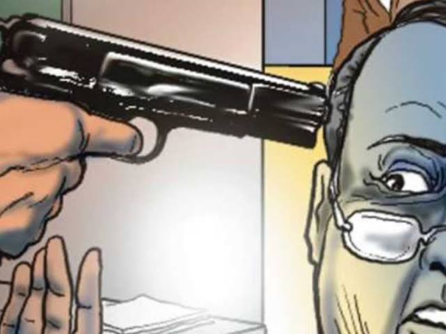 पिस्तुलाचा धाक दाखवून चोरट्यांनी पळवला पावणेपाच लाखांचा ऐवज