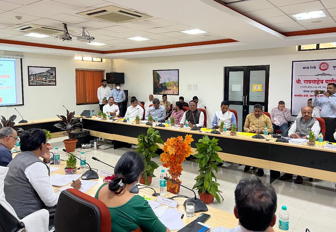 रेल्वे विभागाच्या जागेवरील झोपडपट्टीधारकांच्या पुनर्वसनाबाबत राज्य सरकार सकारात्मक, पावसाळा संपेपर्यंत कारवाई करु नका!