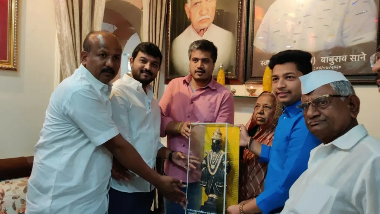 आमदार रोहित पवारांकडून दत्ताकाकांच्या आठवणींना उजाळा
