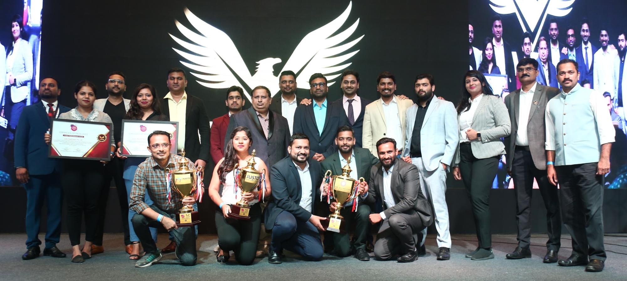 वरद प्रॉपर्टी सोल्युशन्स प्रा. लि आयोजित सक्सेस पार्टीमध्ये 'वरद चषक' देऊन बांधकाम क्षेत्रातील लोकांचा गौरव