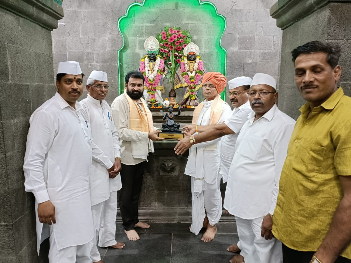 वृक्षमित्र अरुण पवार यांचा 'वृक्षमित्र आदर्श समाजसेवक पुरस्कारा'ने गौरव; उन्हाळ्यात हजारो वृक्षांना मोफत पाणी दिल्याची समाजाने घेतली दखल