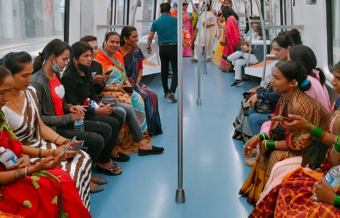 महापालिकेने घडविली तृतीयपंथीयांना मेट्रोची सफर