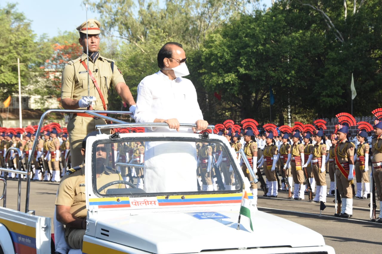 उपमुख्यमंत्री अजित पवार यांच्या हस्ते महाराष्ट्र दिनानिमित्त राष्ट्रध्वजवंदन