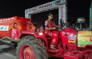 चालक नसल्याने रूपालीताई साने यांनी स्वत: चालविला पाण्याचा 'टँकर'