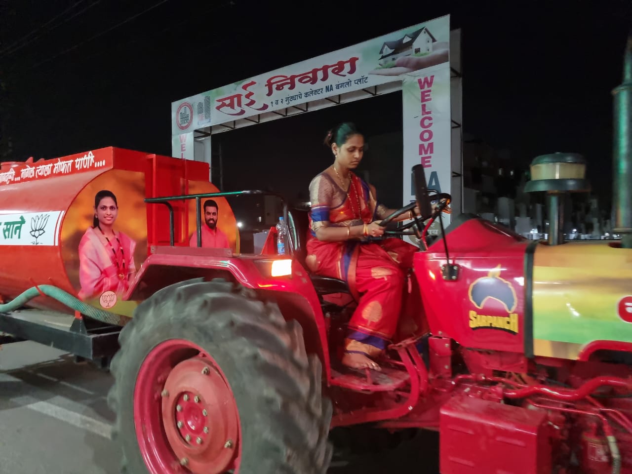 चालक नसल्याने रूपालीताई साने यांनी स्वत: चालविला पाण्याचा 'टँकर'