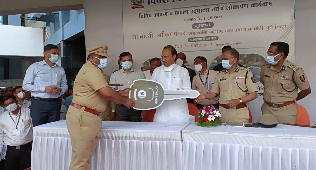 'जरा बारीक व्हा', अजितदादांनी दिला पोलीस अधिकाऱ्याला सल्ला