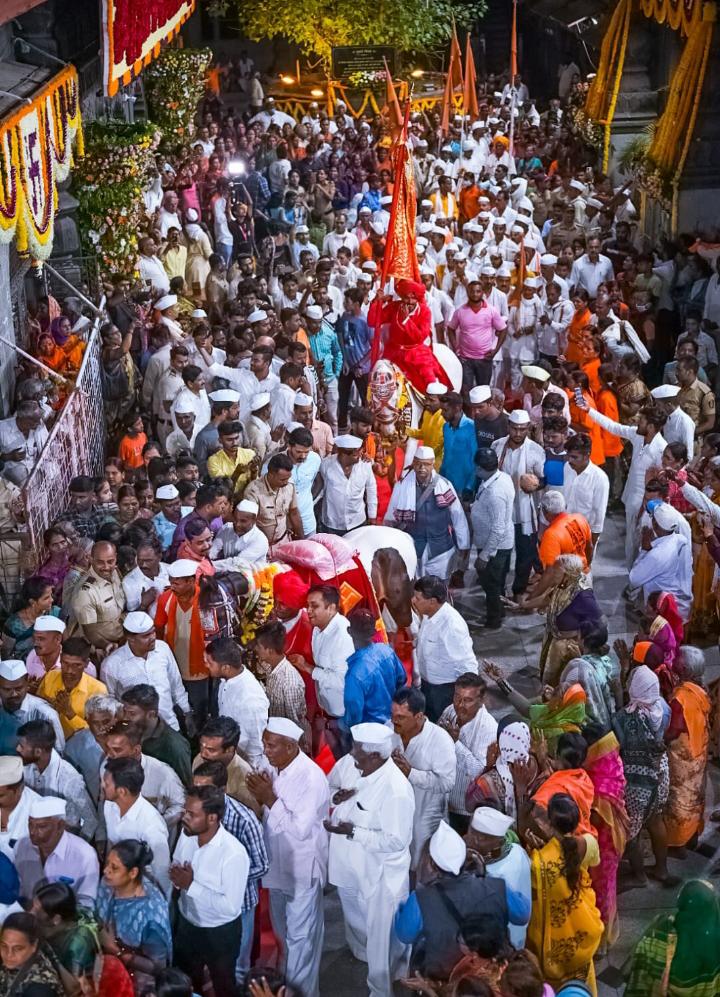 माऊलींच्या मानाच्या अश्वांचे आळंदीत हरिनामाच्या गजरात आगमन