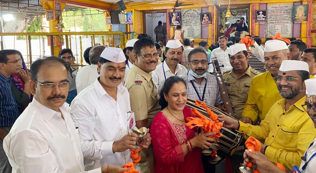 भजनाचे वाद्य विठ्ठल चरणी अर्पण; डॉ. कैलास कदम युवा मंचने दिला वारकऱ्यांना अल्पोहार