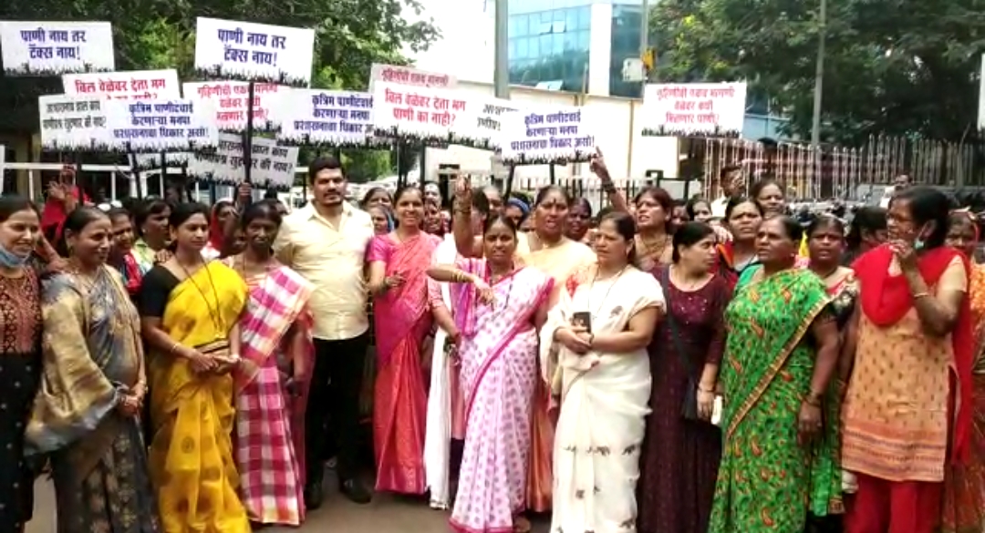 पाणी टंचाईच्या निषेधार्थ पिंपळे निलखमधील महिलांचा महापालिकेवर हंडा मोर्चा