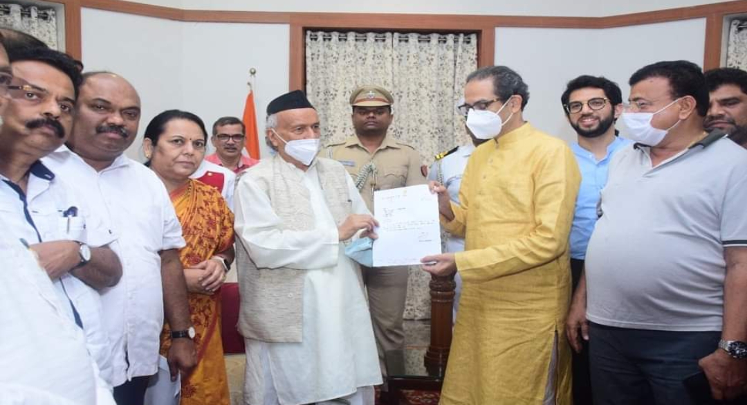 उद्धव ठाकरे यांनी राज्यपालांकडे मुख्यमंत्रिपदाचा राजीनामा सोपवला
