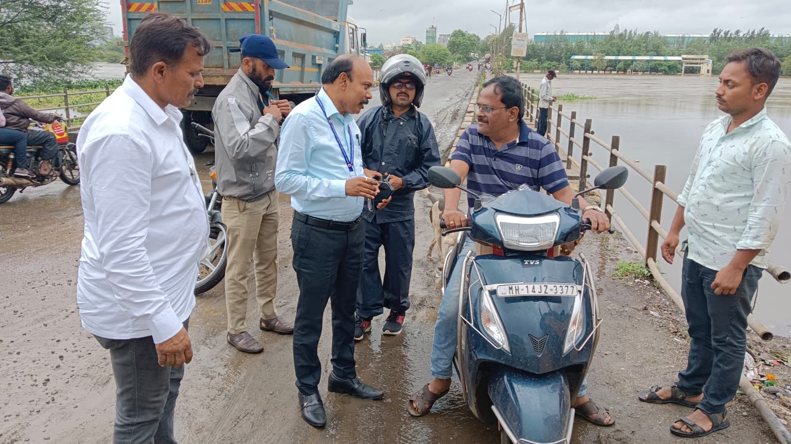 रस्त्यावर कचरा टाकणाऱ्यांवर महापालिकेची दंडात्मक कारवाई