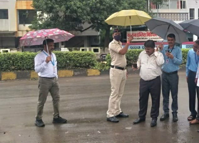 अतिरिक्त आयुक्तांकडुन निगडीतील सेक्टर २२ येथील खड्ड्यांची पाहणी