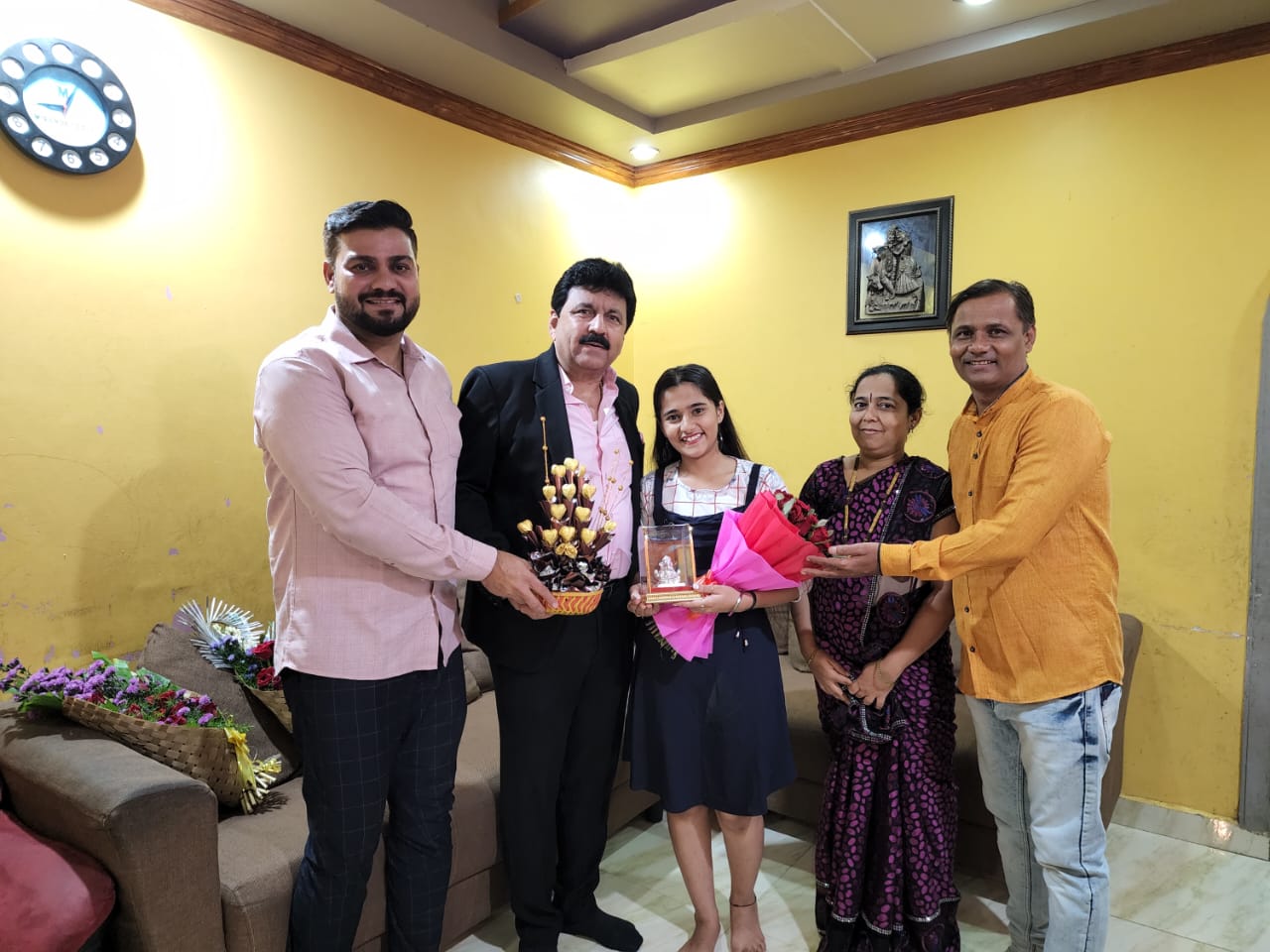 सर्वोत्कृष्ट राष्ट्रीय बालकलाकार पुरस्कार विजेता आकांक्षा पिंगळेचा माजी महापौर योगेश बहल यांनी केला सत्कार