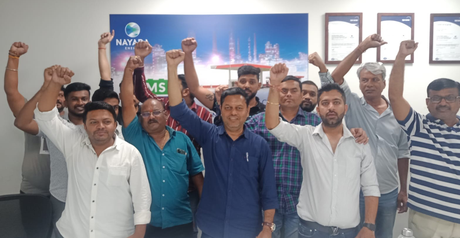 महापेट्रो डिलर्स असोसिएशनचे नायरा कंपनीच्या विभागीय कार्यालयात धरणे आंदोलन सुरू; मागण्या मान्य होईपर्यंत धरणे आंदोलन सुरू ठेवण्याचा डिलर्सचा इशारा