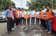 कोथरूड येथील रस्त्यातील खड्ड्यात कागदी होड्या.. मनसेचे अनोखे आंदोलन