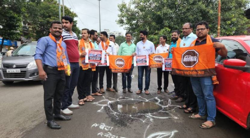 कोथरूड येथील रस्त्यातील खड्ड्यात कागदी होड्या.. मनसेचे अनोखे आंदोलन