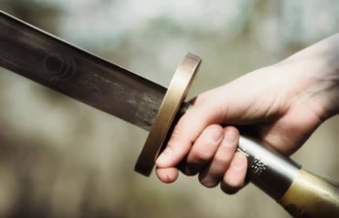 अवैध शस्त्र बाळगल्याप्रकरणी चौघांवर गुन्हे दाखल