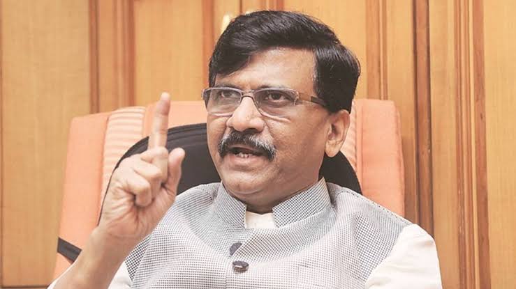 खासदार संजय राऊतांना ईडीने ताब्यात घेतलं, सकाळपासूनच्या छापेमारीनंतर मोठी कारवाई