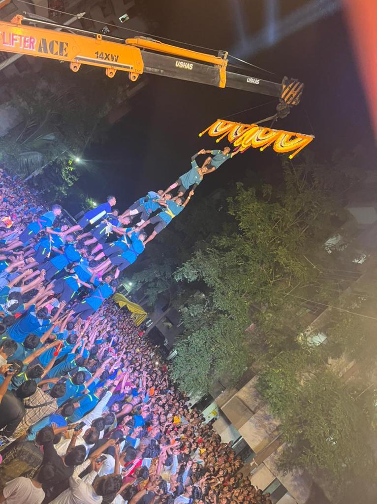 भोसरीसह समाविष्ट गावांमध्ये दहीहंडी उत्साहात; आमदार महेश लांडगे यांची ठिकठिकाणी भेट