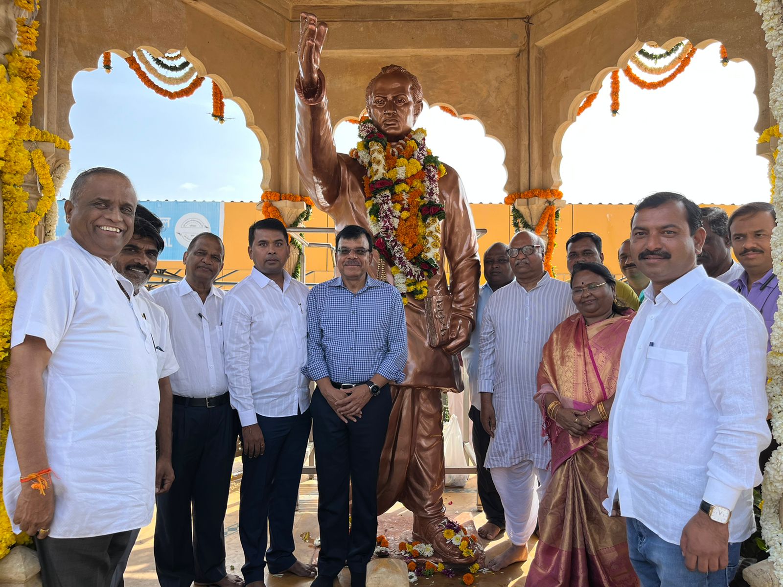 राष्ट्रीय स्वयंसेवक संघ व समरसता मंचाच्या वतीने साहित्यरत्न लोकशाहीर अण्णाभाऊ साठे यांना मानवंदना