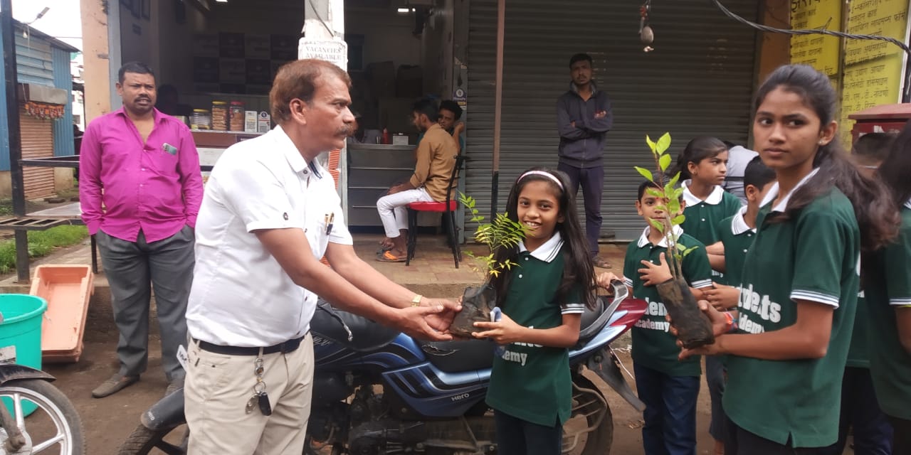 स्टुडंट्स एज्युकेशन अँड सोशल फाउंडेशन अकॅडमी तर्फे चिखली येथे 'फ्रेंडशिप डे' वृक्ष देऊन आगळ्यावेगळ्या पद्धतीने साजरा
