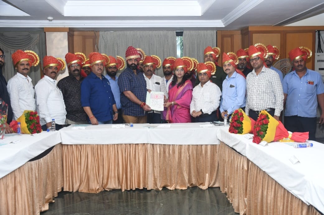 चाकण येथील ‘आयएसी इंडिया’ कंपनीतील कामगारांना ‘मान्सून गिफ्ट’