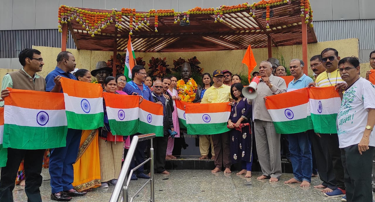 क्रांतिदिनानिमित्त साहित्यिकांच्या वतीने अभिवादन आणि वृक्षारोपण