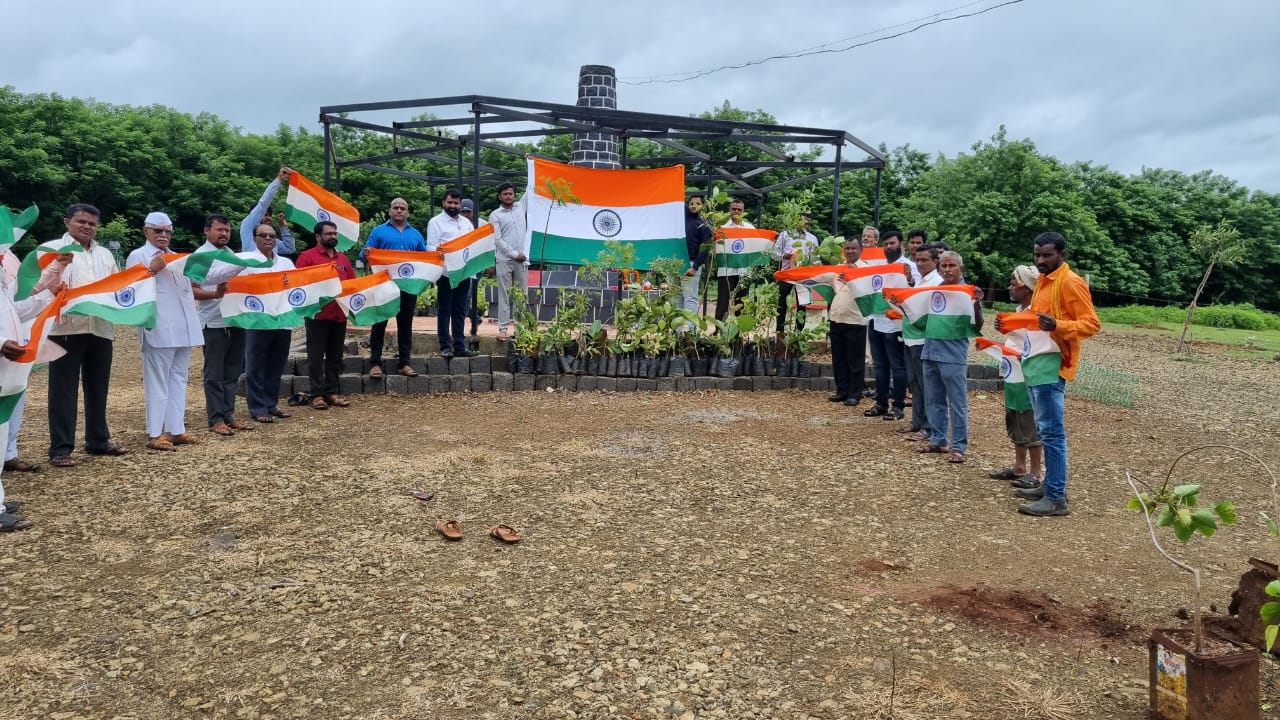 मराठवाडा जनविकास संघातर्फे १ हजार वृक्षांची लागवड, विद्यार्थ्यांना ध्वज वाटप