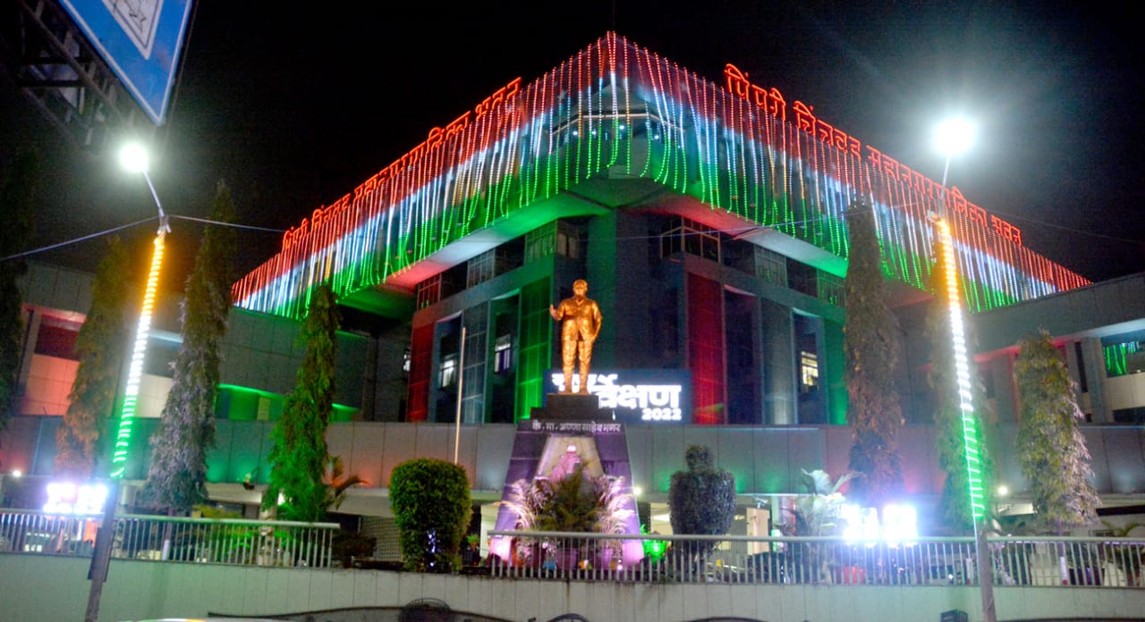 विद्युत रोषणाईने महापालिकेच्या मुख्यालयासह सर्व क्षेत्रीय कार्यालयांच्या इमारती उजाळून निघाल्या