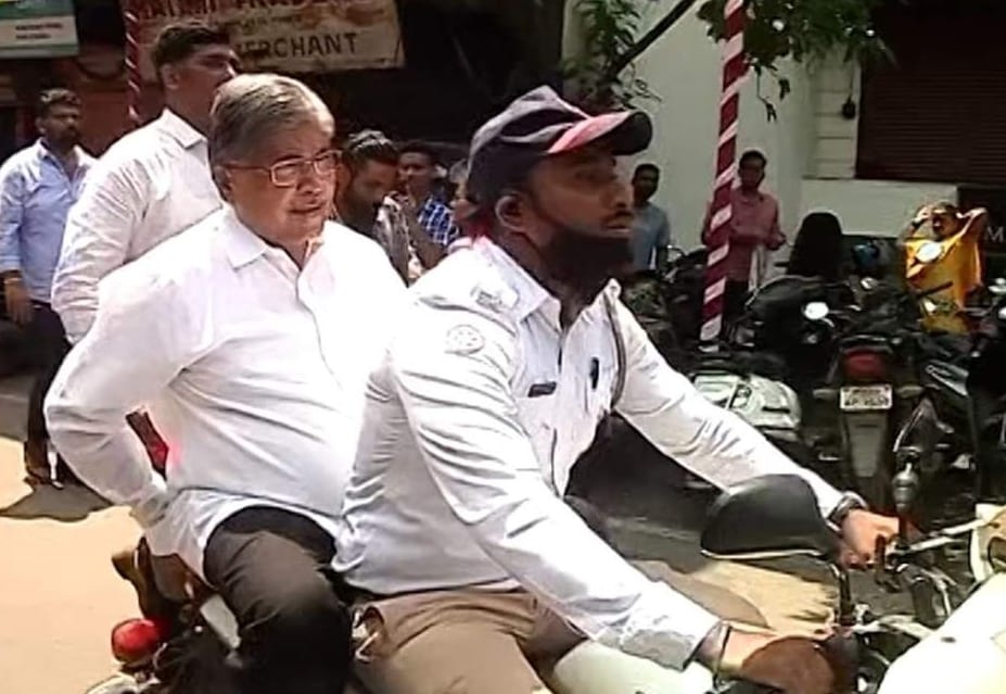 उच्च आणि तंत्रशिक्षण मंत्री चंद्रकांत पाटील यांची पुण्यात बाईकस्वारी; वाहतूक कोंडी टाळण्यासाठी ट्रॅफिक पोलिसांच्या बाईकवरुन प्रवास