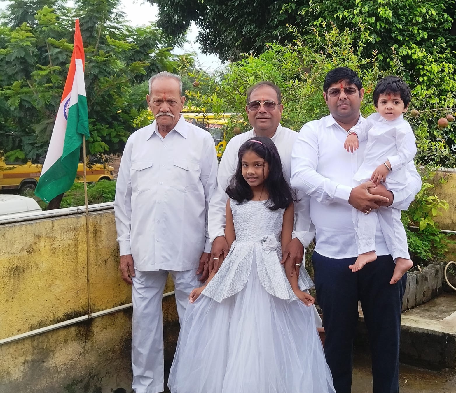 पिंपळेगुरव मध्ये चार पिढ्यांनी केले तिरंग्याला अभिवादन
