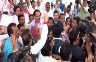 विधीमंडळाच्या पायऱ्यांवर सत्ताधारी आणि विरोधक भिडले, शिवीगाळ केल्याचा मिटकरींचा आरोप