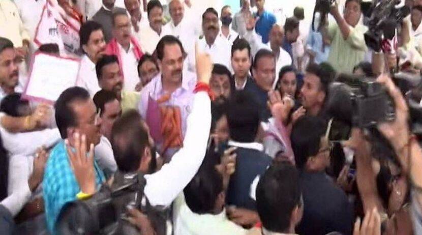 विधीमंडळाच्या पायऱ्यांवर सत्ताधारी आणि विरोधक भिडले, शिवीगाळ केल्याचा मिटकरींचा आरोप