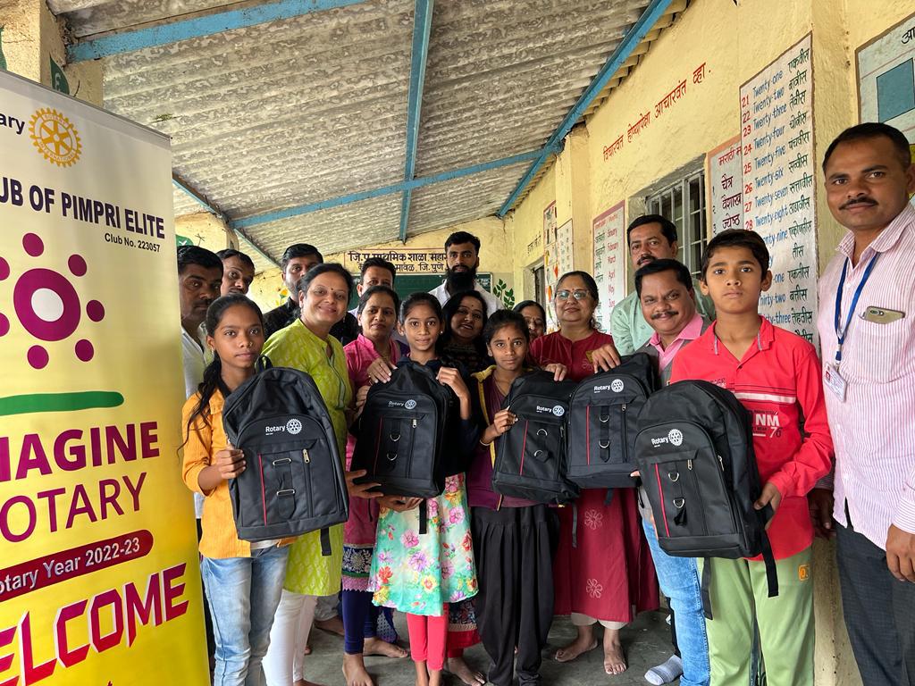 दुर्गम भागातील गरजू मुलांना शालेय साहित्याचे वाटप