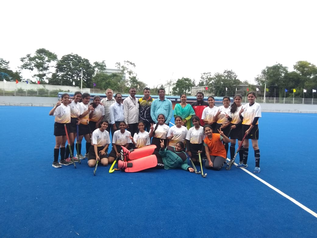 जिल्हास्तरीय नेहरूकप हॉकी स्पर्धेत ज्युनियर गटात एसएनबीपी इंटरनॅशनल स्कूलचा मुलींचा संघ अंतिम सामन्यात विजयी