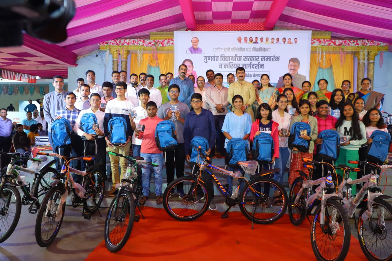 माजी विरोधी पक्षनेते विठ्ठल उर्फ नाना काटे यांच्या वाढदिवसानिमित्त पिंपळे सौदागर परिसरातील गुणवंत विद्यार्थ्यांचा सत्कार