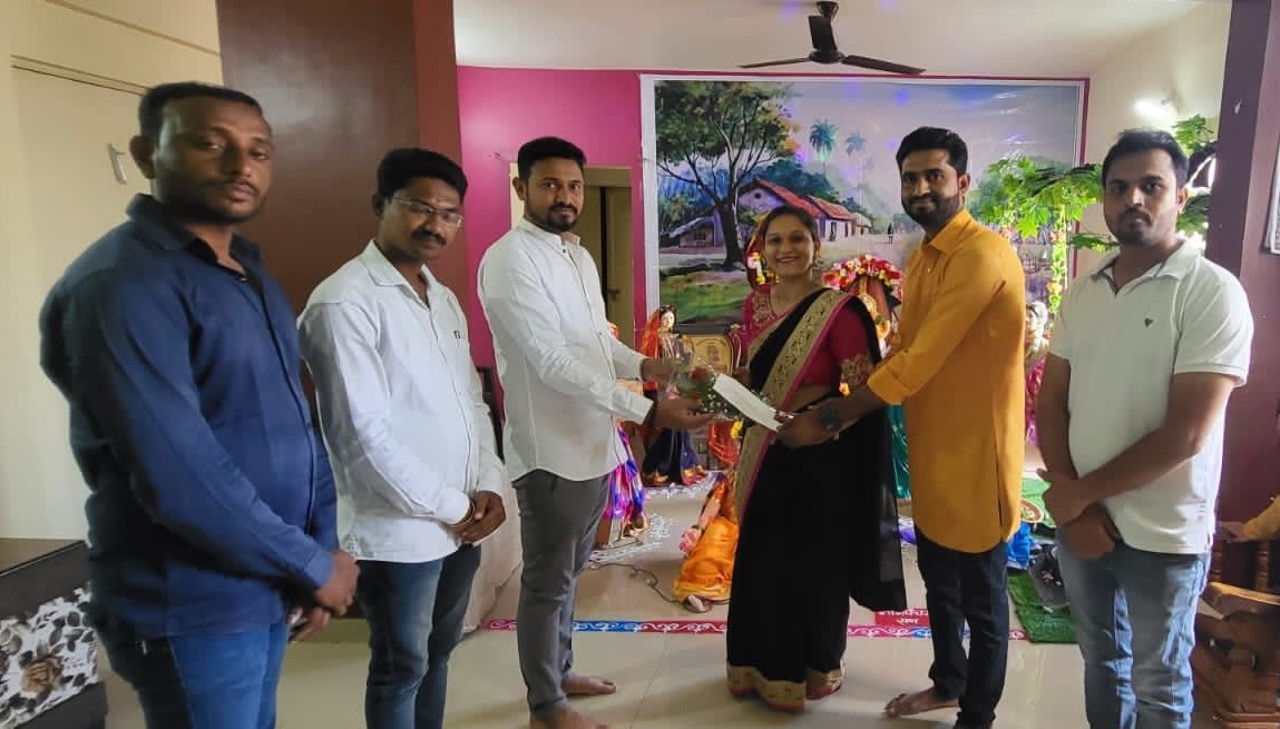 पुनम गाढवे यांच्या नागपंचमीच्या देखाव्याला प्रथम क्रमांक; शहर युवक काँग्रेसच्या वतीने गौरी गणपती सजावट स्पर्धेतील बक्षीस विजेत्यांना बक्षीस वाटप