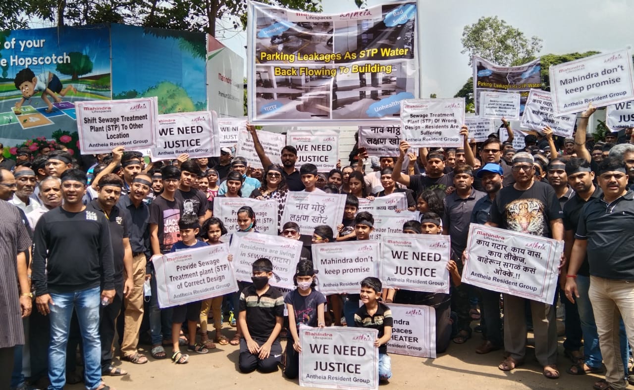 पिंपरीतील महिंद्रा अँथिया सोसायटीच्या रहिवाशांनी काढला मूक मोर्चा..!