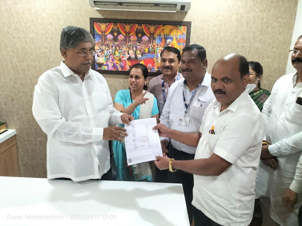 सेवा पंधरवडा निमित्ताने मंत्री चंद्रकांत पाटील यांच्या हस्ते दाखले वाटप