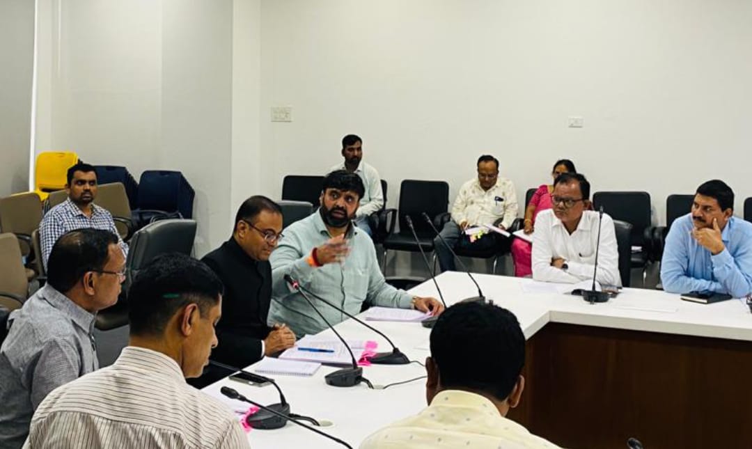 भूसंपादनासह प्रलंबित प्रश्नांसाठी जिल्हाधिकाऱ्यांना ‘अल्टिमेटम’