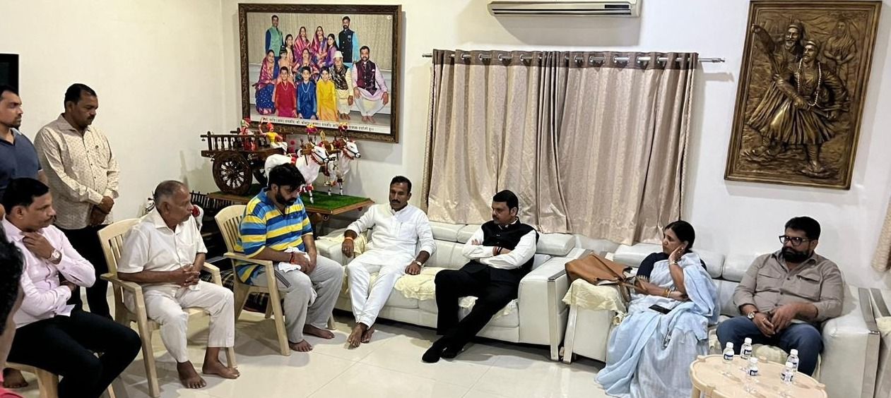 उपमुख्यमंत्री देवेंद्र फडणवीस यांच्याकडून लांडगे कुटुंबियांचे सांत्वन