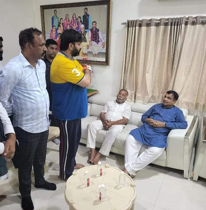 केंद्रीय मंत्री नितीन गडकरी यांच्याकडून लांडगे कुटुंबियांचे सांत्वन