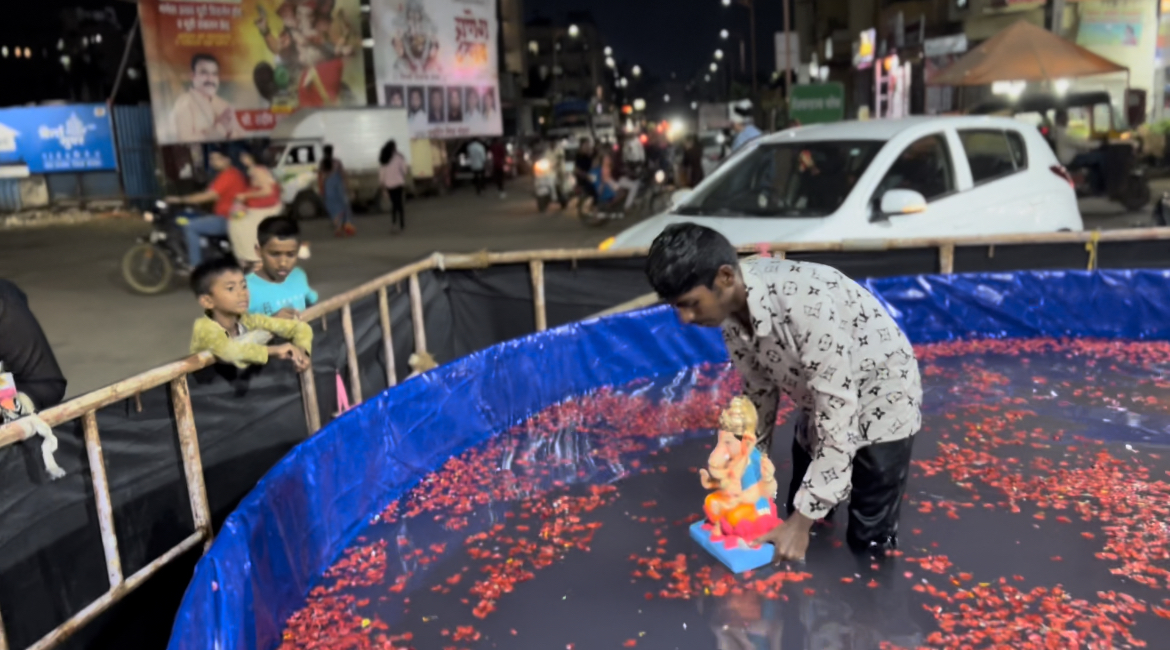 पिंपरीमध्ये कृत्रिम तलावास उत्स्फूर्त प्रतिसाद; माजी नगरसेवक संदीप वाघेरे यांचा स्तुत्य उपक्रम