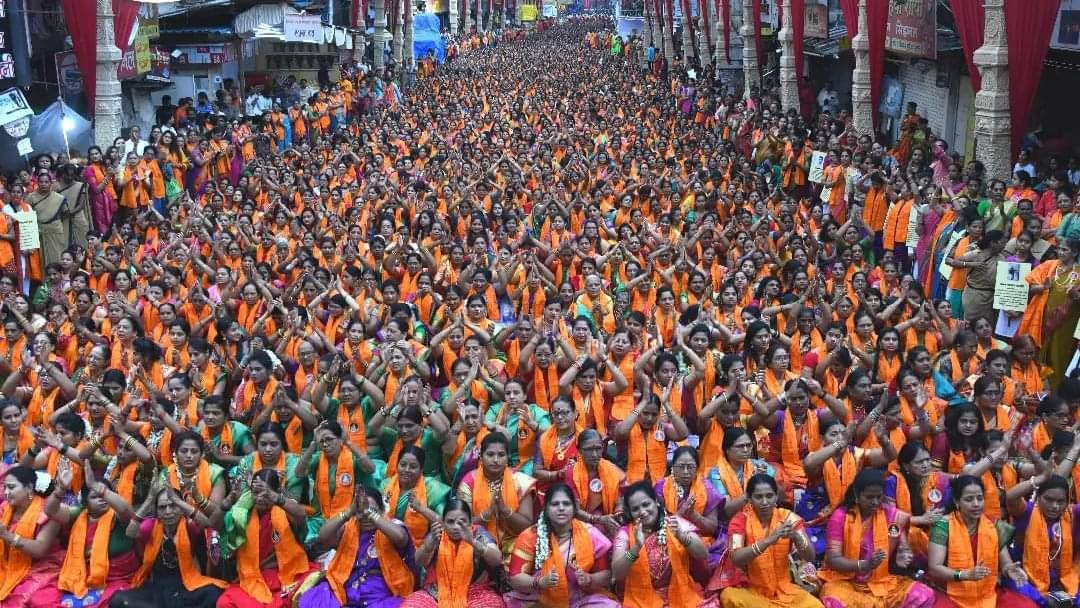 दगडूशेठ हलवाई गणपतीसमोर ३१ हजार महिलांकडून अथर्वशीर्ष पठण