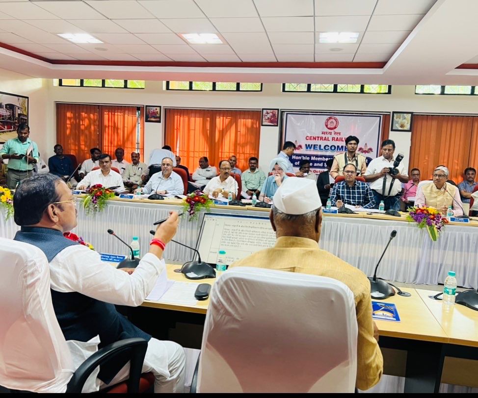 रेल्वे अंडरपास, ओव्हर ब्रीजच्या कामाला गती द्या; पुणे-लोणावळा दरम्यान दुपारीही लोकल सुरु करा