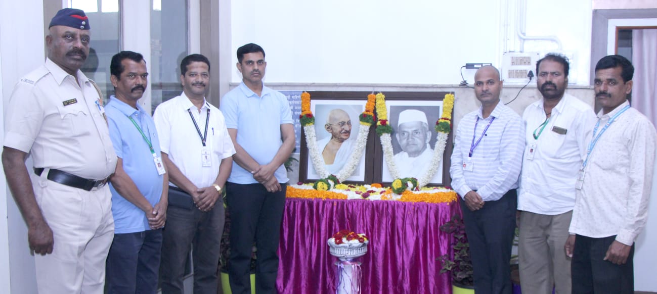 महात्मा गांधी व लालबहादूर शास्त्री यांना महापालिकेच्या वतीने अभिवादन