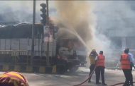 टाटा मोटर्स कंपनीसमोरील रस्त्यावर ट्रकला भीषण आग