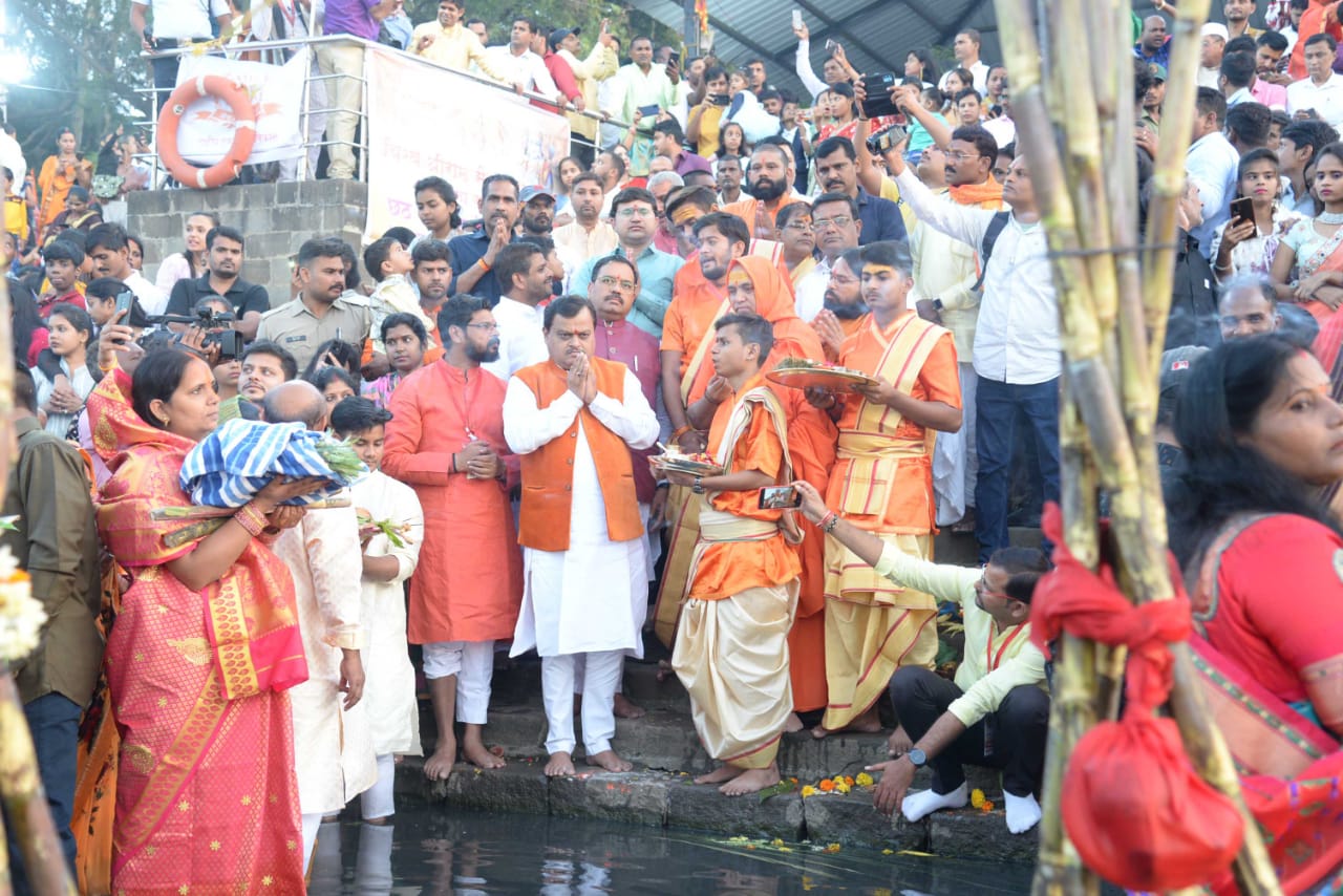 मोशी येथील इंद्रायणी घाटावर छठ पूजेचा महाकुंभ, काशी गंगा आरती पाहण्यासाठी जमला भक्तीसागर