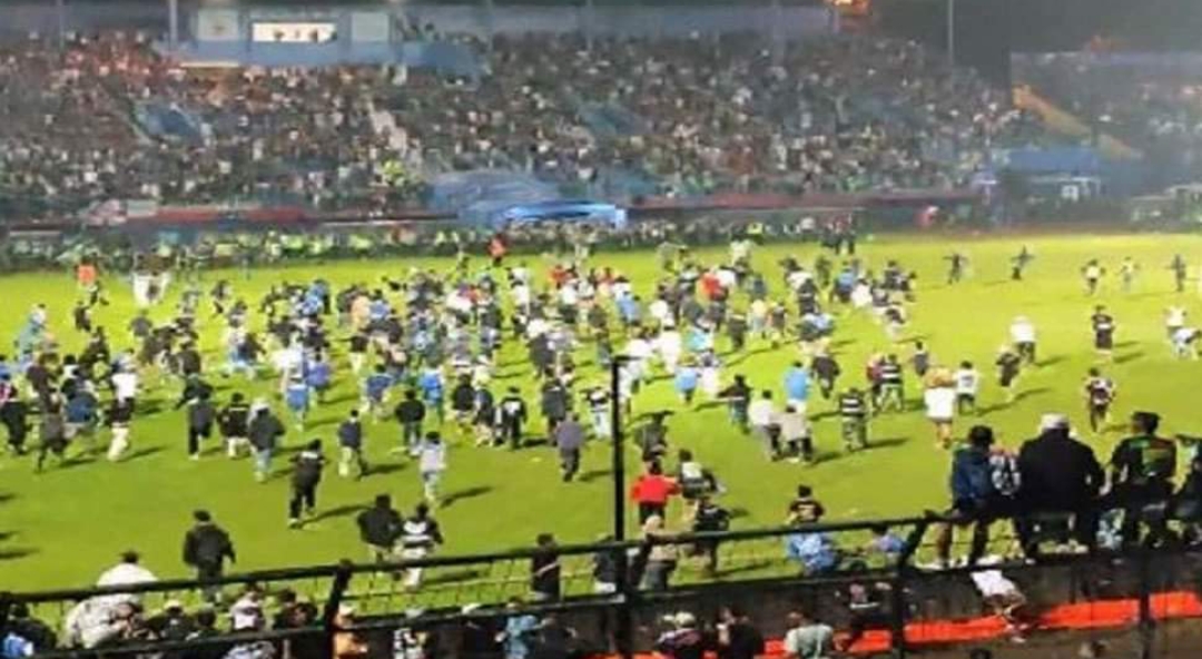 इंडोनेशियात फुटबॉल सामन्यावेळी मैदानावर चाहत्यांचा गोंधळ; हिंसाचारात १२७ जणांचा मृत्यू